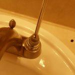 Fix a leaking bathroom faucet – screws